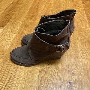 Very volatile wedge bootie